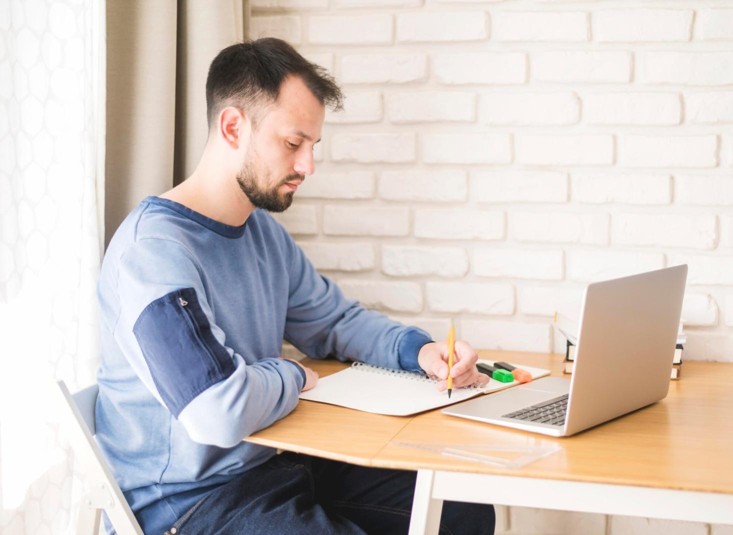 Participant suivant une session de planification financière dans un cadre éducatif calme