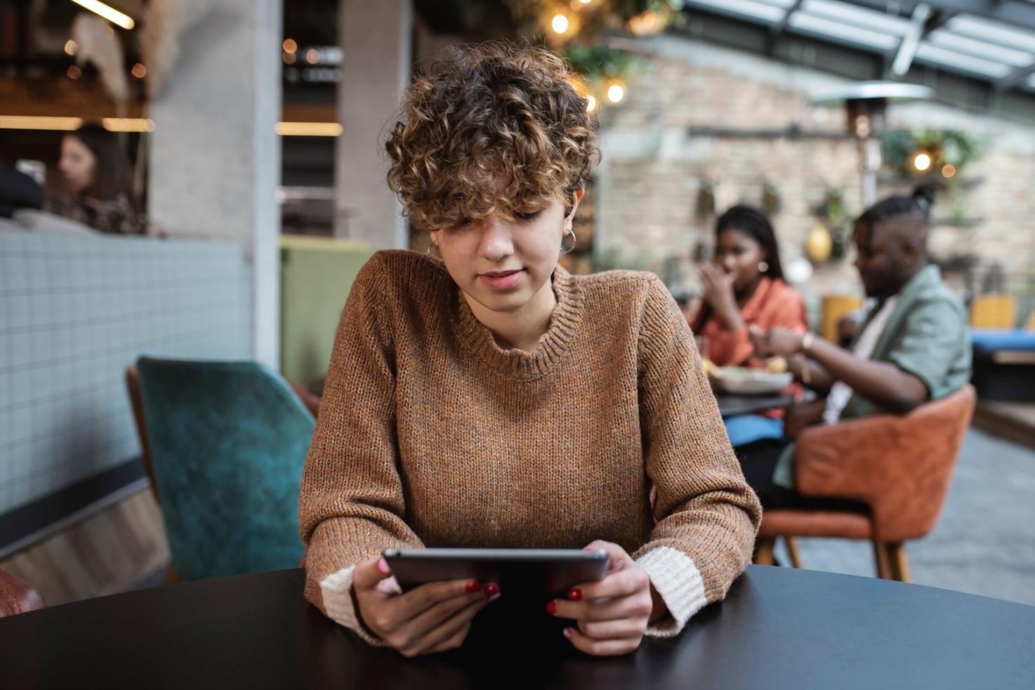 Personne consultant ses comptes bancaires sur ordinateur portable
