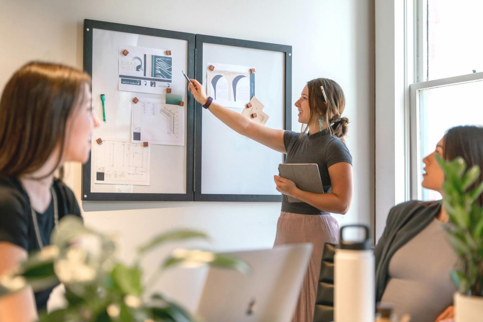 Organisation de documents financiers et planification budgétaire sur un bureau