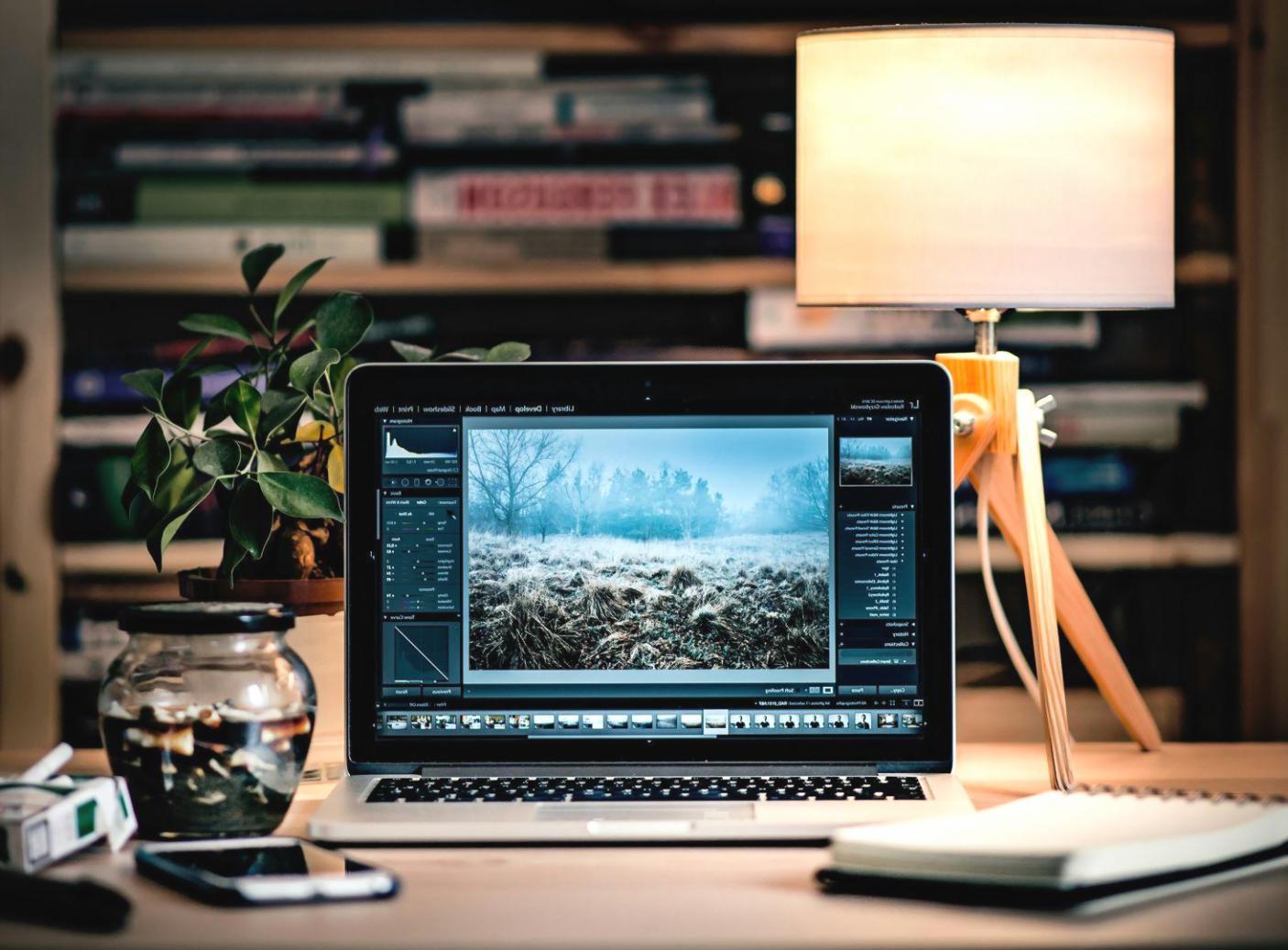 Personne analysant ses finances personnelles avec des documents et une calculatrice