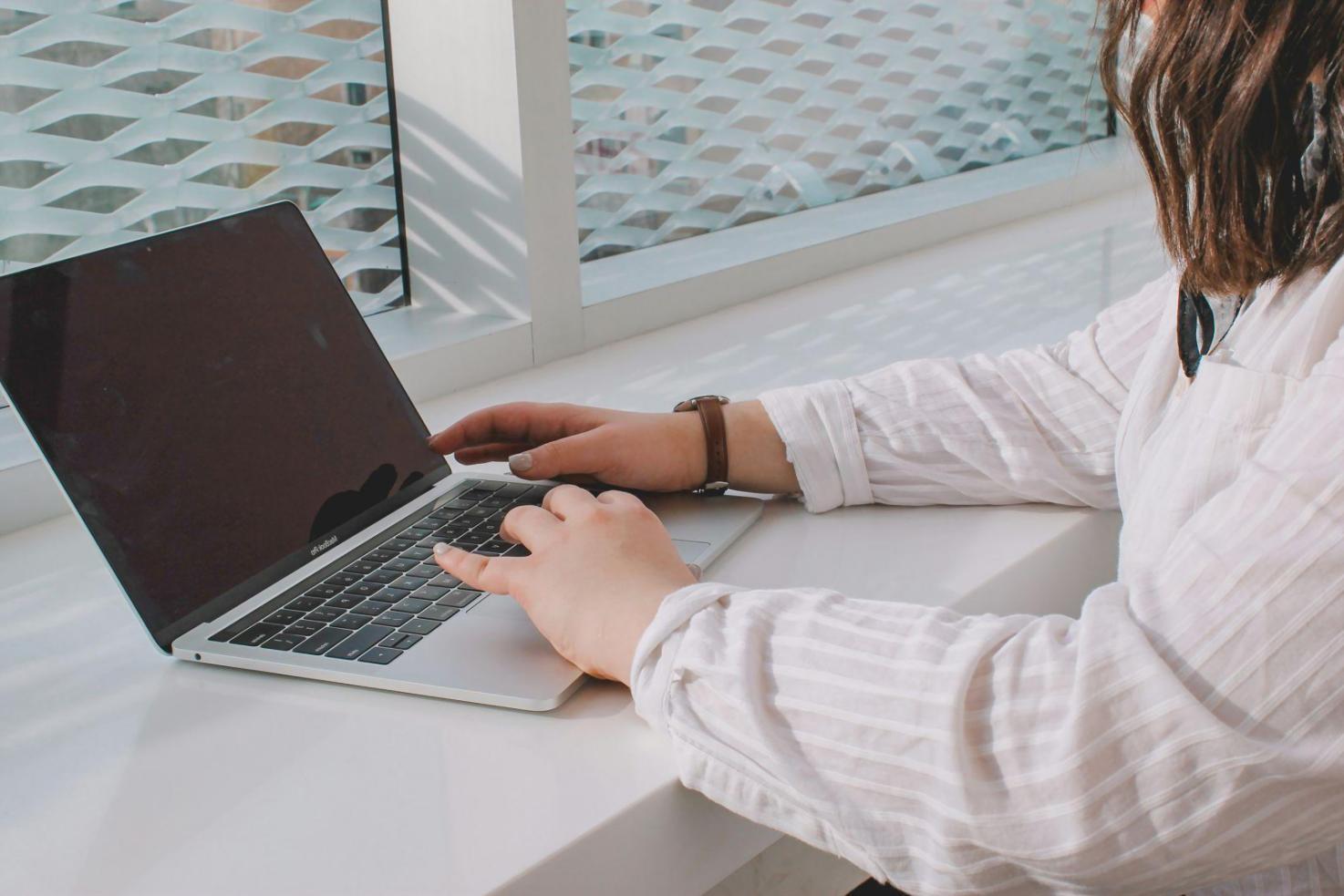 Discussion collaborative entre professionnels dans un environnement de travail moderne