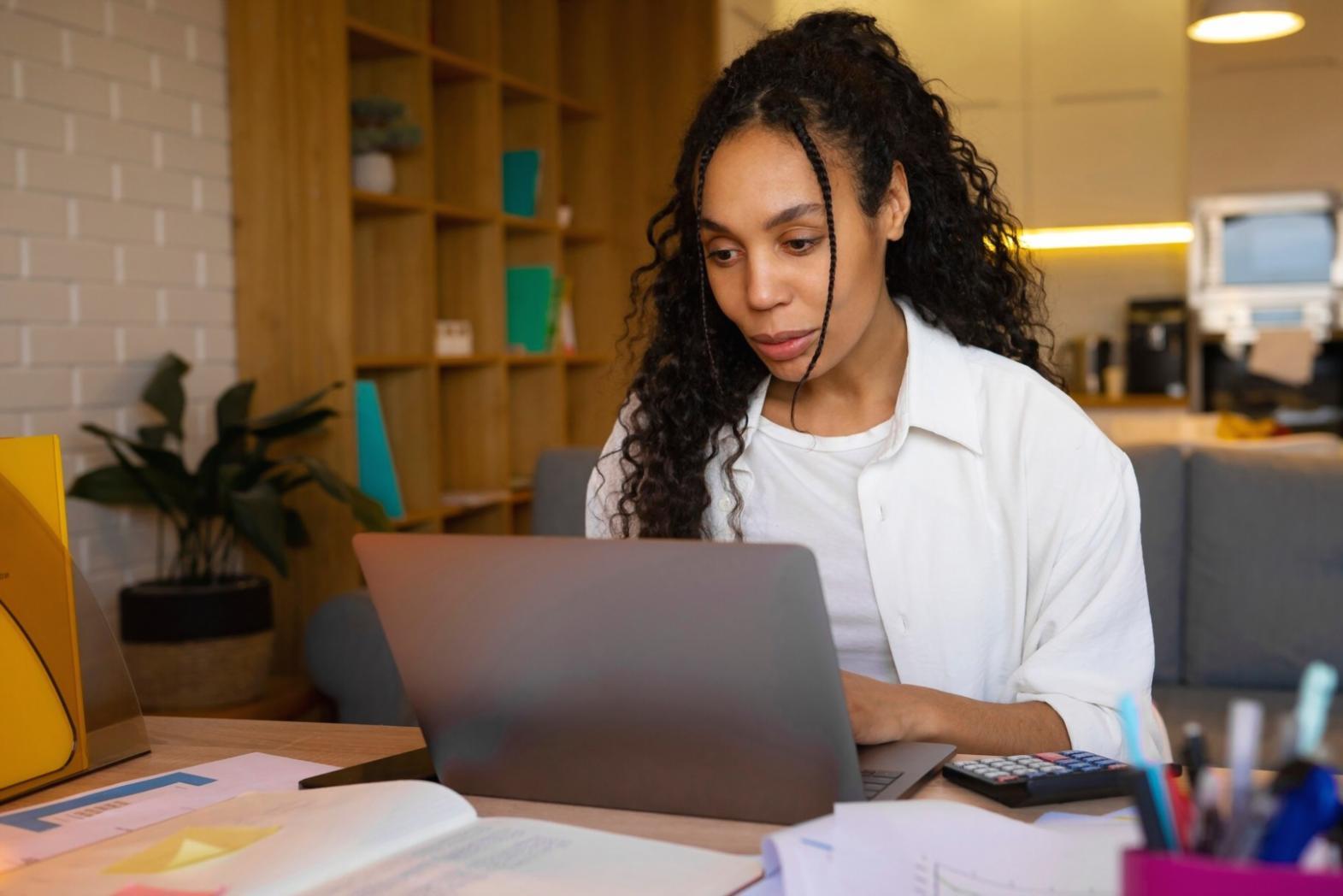 Bureau chaleureux avec vue sur la ville, symbolisant notre approche humaine et accessible